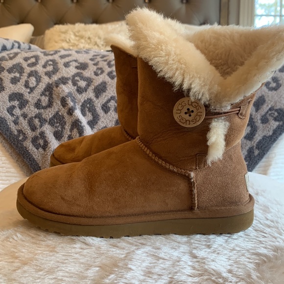 UGG Bailey Button boot. - Picture 2 of 6
